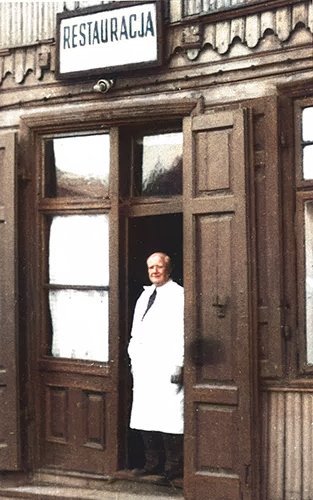 Antoni Jarząbek w drzwiach lokalu pod szyldem RESTAURACJA